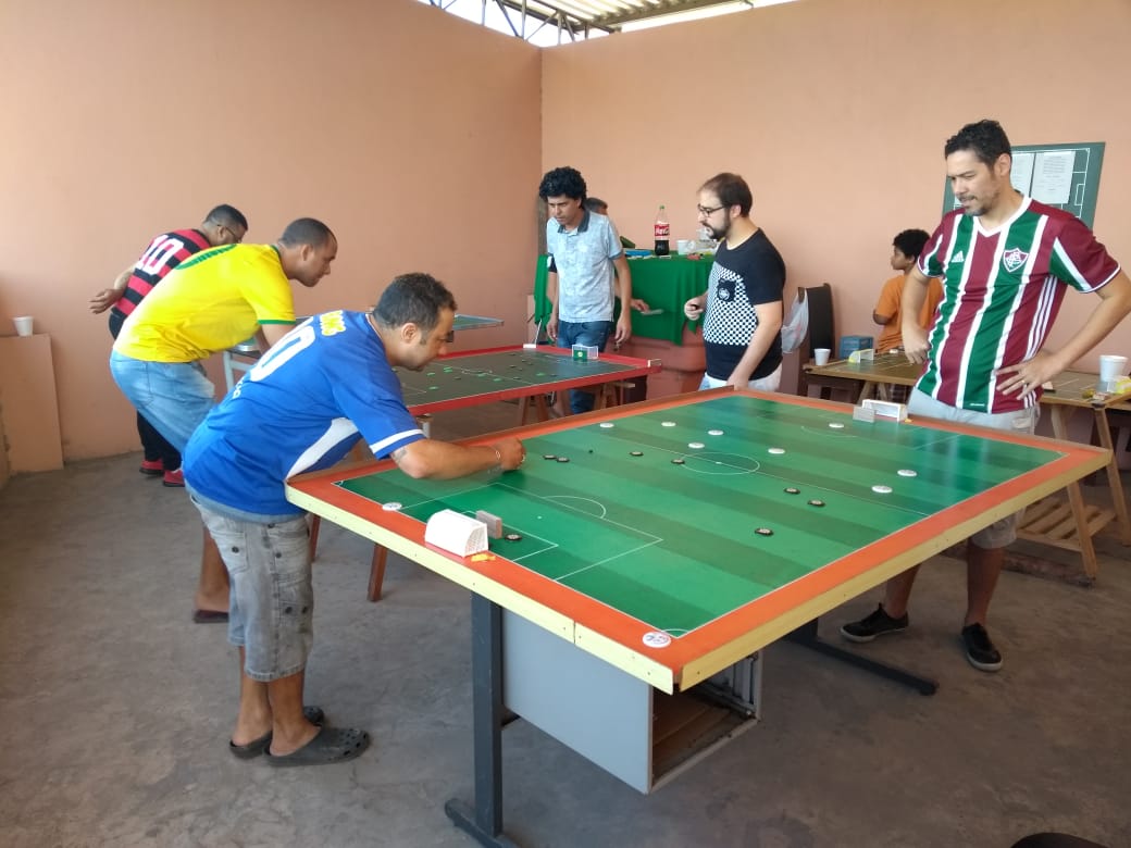 Paixão do campo para a mesa: futebol de botão une gerações no Brasil 